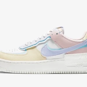Nike air force 1 shadow - Nike af1 shadow pastel. Nästan helt nya, använd två gånger. Kontakta för fler bilder. Boxen kommer med.