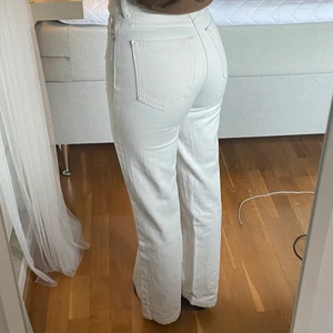 bikbok jeans  - Säljer dessa bikbok jeans som inte längre passar mig. Nypris är 599 kr och jag säljer dem för 369 plus frakt.  Minsta storleken som finns (24) motsvarar 32 i zara jeans. Jag är 160 lång. Byxorna är slutsålda på hemsidan. 
