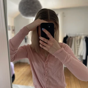 Storlek s - En jättesöt kofta ifrån lager 157. Använt fåtal gånger men säljer då jag tyvärr inte använder den längre. 