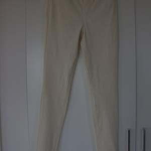 New summer trousers from UNIQLO in size S. Approx. 74cm long legs. The color is off white.