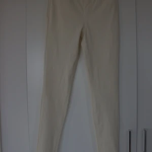 New summer trousers in S size - New summer trousers from UNIQLO in size S. Approx. 74cm long legs. The color is off white.