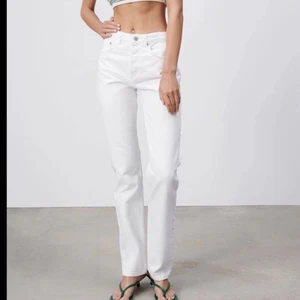 Zara mid rise jeans - Säljer dess jeansen från zara då de är för stora för mig! 