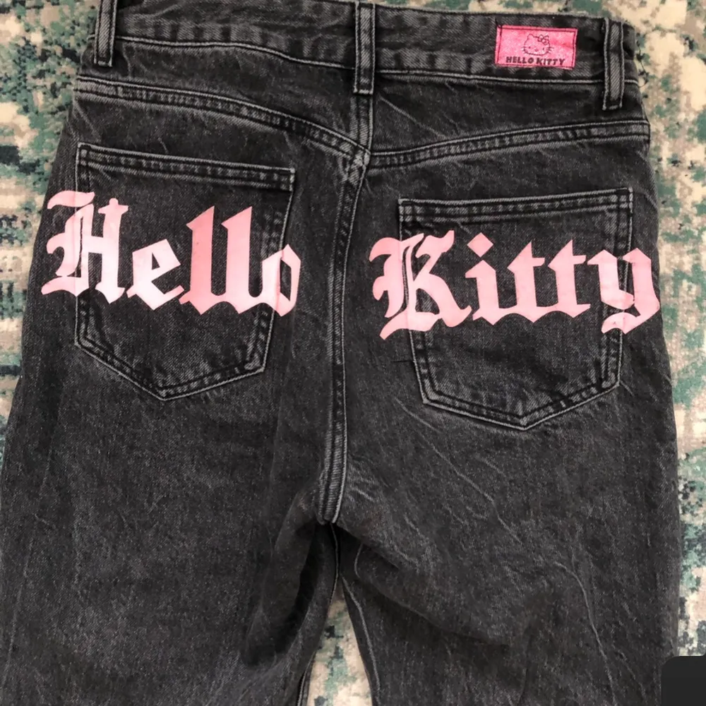 Säljer mina kära hello Kitty jeans då dom blivit försmå :( märket är bershka och är i storlek 34, är 174 och de passar mig bra i längden men hade nog passat någon kortade oxå💕 de är använda fåtal gånger så är i bra skick, skriv om ni har frågor!. Jeans & Byxor.