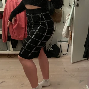 Rutig långkjol  - Otroligt bekväm rutig kval som formar sig så snyggt! Liten slits på baksidan, stretchiga material. Jättebra skick! 💗🌸 (‼️det är spegeln som har damm på sig det är inga defekter på kjolen) köparen står för frakt 