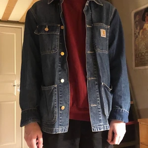 Carhartt wip jeansjacka - Jeansjacka från carhartt. Storlek small herr men sitter som m tycker jag. Bra använt skick men har ett vitt streck i nacken där den är vikt (se bild). Säljs i befintligt skick. 