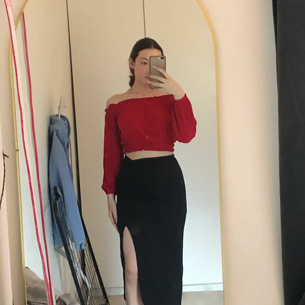 Röd off shoulder tröja från H&M sällan använd. Toppar.