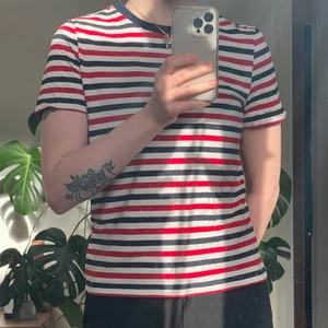 Randig T-Shirt Strl S & Other Stories - Randig t-shirt i blått, rött och vitt i strl S från & Other Stories. Normalt använt skick.