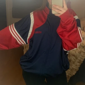 Adidas tröja - En adidas tröja som inte kommer till användning. Jättefin och bra kvalite! Oversize