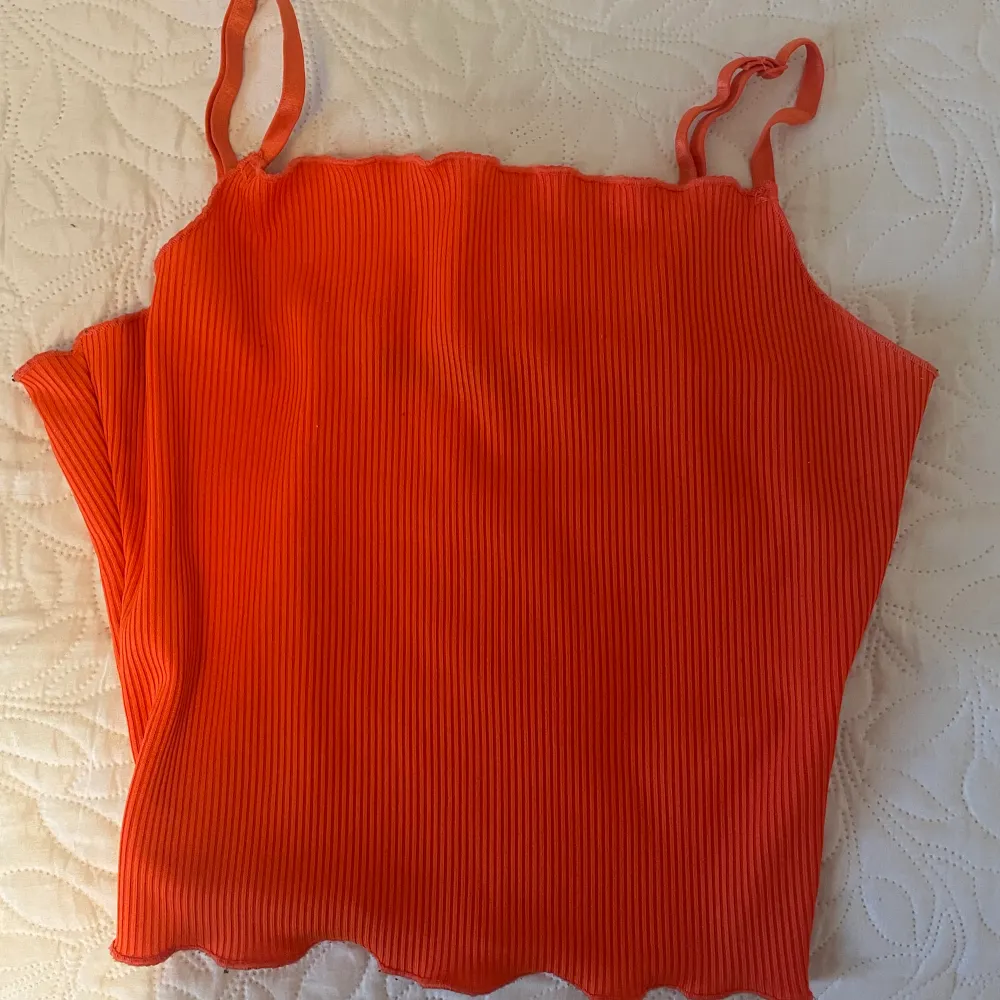 Neon orange linne från bikbok, ganska croppat 🧡🧡 från bikbok och storlek S!. Toppar.