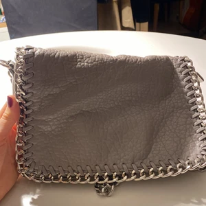 Tiamo väska - Fick i present men använde knappt. Storlek mellan tror jag.