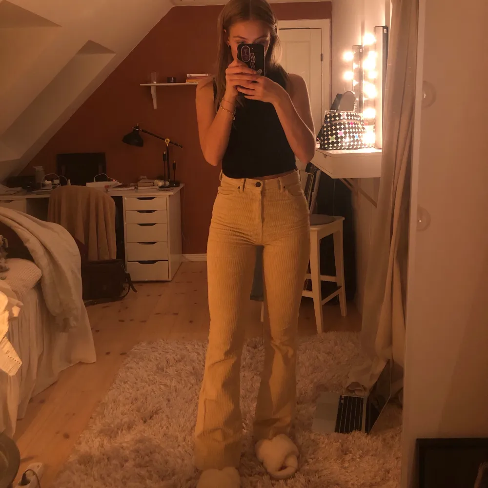 Säljer dessa skitsnygga beiga Manchester jeans från Urban outfitters pga kommer ej till användning! Har inte använt dem många gånger. Köpta för ish 600kr o det är i fint skick! Säljer för 200 eller högsta bud i kommentarerna! Strl w27 L30, jag är ca 168cm ❤️. Jeans & Byxor.