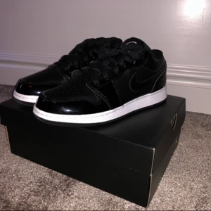 Jordan 1 all star - Säljer mina Jordan 1 all star size 39 har använt dom 2 gånger så cond 9,5-10 kvitto finns för fler frågor eller bilder skriv 