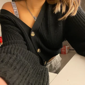 Stickad kofta - Säljer min fina kofta från monki, nästintill ny. Den kommer inte till användning så bättre att någon annan får nytta av den💕🙏🏼