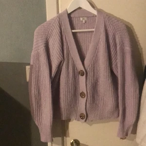 Stickad kofta - Ljuslila kofta från river island i storlek m men passar en xs-m. Små Diamanter på knapparna.