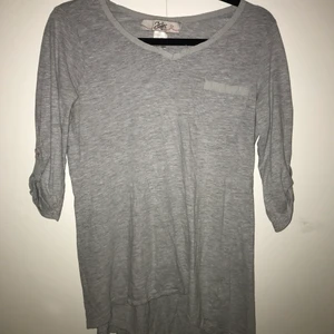 Tröja - En snygg grå tröja. Väldigt fint skick förutom ett hål vid fickan. Kontakta mig för fler bilder. Priset kan diskuteras! 😊💕