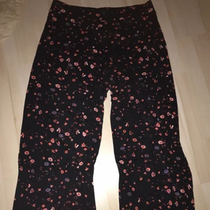 Byxor - Ett par snygga byxor med blommor på ifårn Gina Tricot. Dem är i mjukis matrialet, men dem är väldigt fina. Sköna och väldigt fint skick. Kontakta mig för fler bilder. Priset kan diskuteras! 💕