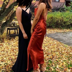 Satinklänning i orange/rostfärg  - Superfin långklänning i satinmaterial och en underbar orange/rostfärg. Storlek 36. Älskar klänningen, använd 1 gång.
