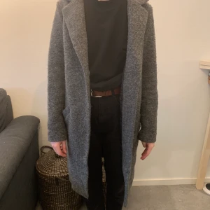 Knälång grå dam-kappa Xs - Väl använd jacka 