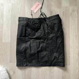 Missguided kjol - Oanvänd kjol från Missguided i fejkläder🥰