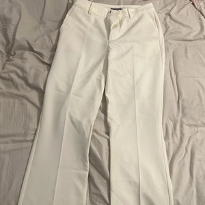 Vita kostymbyxor  - Vita kostymbyxor från bikbok i storlek 36