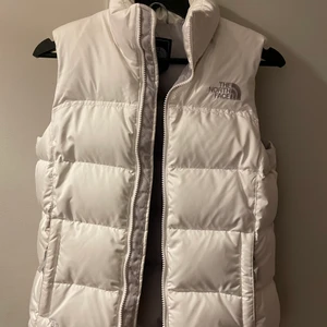 The North face väst - Säljer min vita the North face väst i strl XS. Fint skick! 600kr + frakt ☺️ 