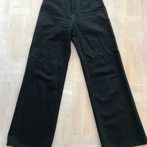 Zara wide jeans - Breda jeans med hög midja i svart. Sparsamt använda. 