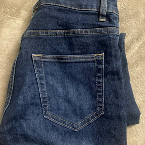 Bootcut jeans - Säljer dessa as snygga bootcut jeans för att jag inte använder dom längre. Finns inga som helst skador förutom lite slitningar längst nere vid fötterna - men det är inget man lägger märke i. Säljs för 150kr😍 Köpte står för frakt!!