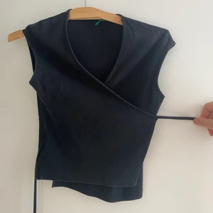 United colors of benetton wrap top - Wrap top från United colors of Bennetton. Fint skick utan några skavanker. Hör av er för fler bilder! 