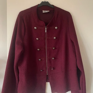 Fin jacka Märke Isolde . Stl XXl  - Fin jacka märke Isolde Stl Xxl skickas spårbart med postnord 66kr. Tar Swish som betalning . 