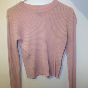 H&M Ribbad top strl S - Ljus rosa ribbad topp från H&M, kramar om kroppen.