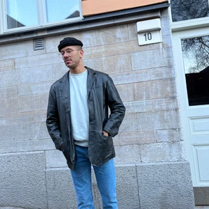 Läderjacka - Tung klassisk läderjacka Spetsiga slag Sidofickor Innefickor Lång modell Regular fit/normal passform 