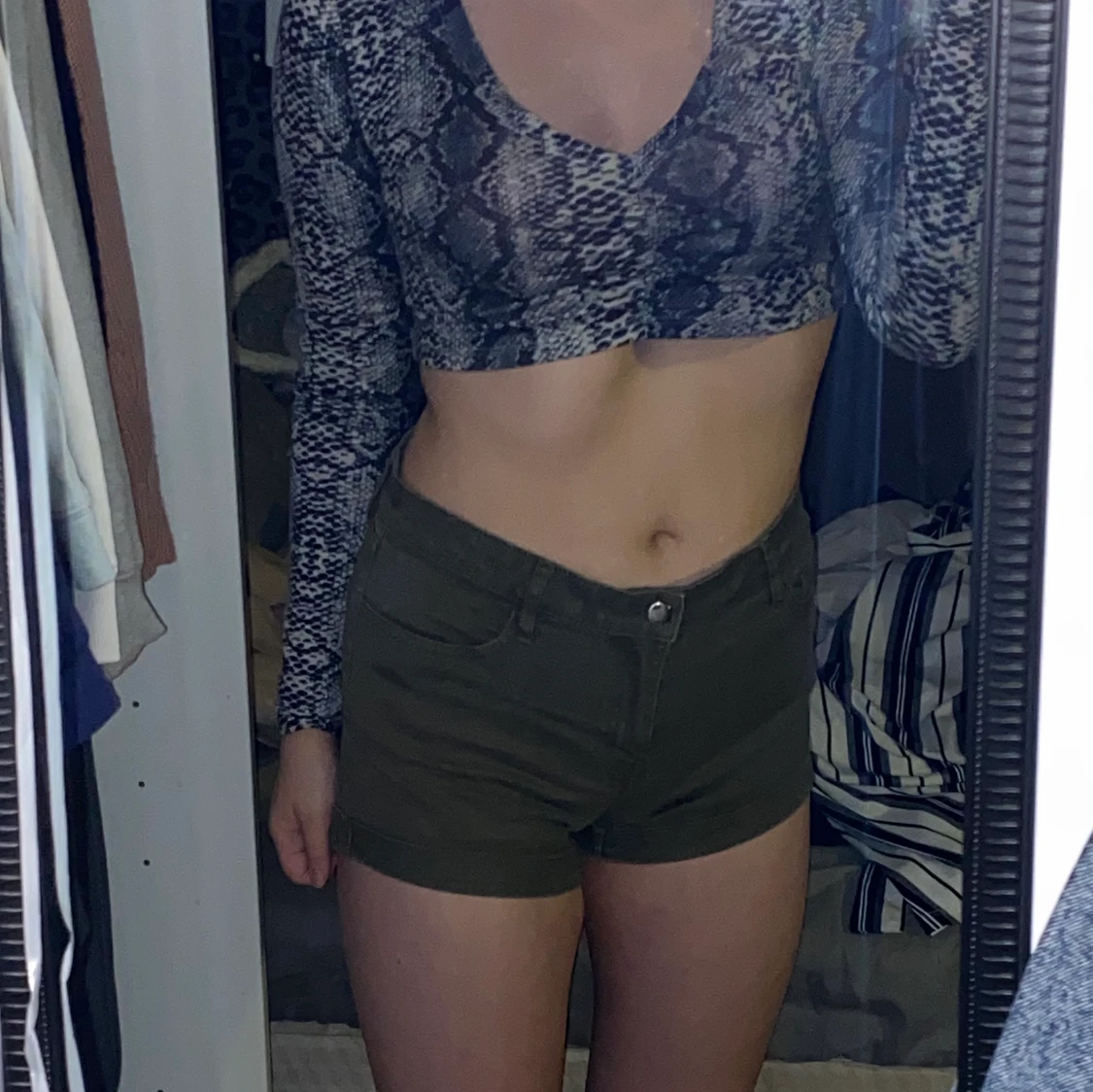 Militärfärgade jeansshorts 