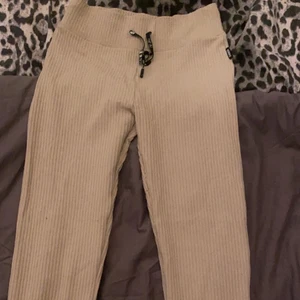 Stronger tights  - Använd 1 gång, stretchiga och är tights ner till anklarna. Passar bra för nån vid 1.60 -1.70