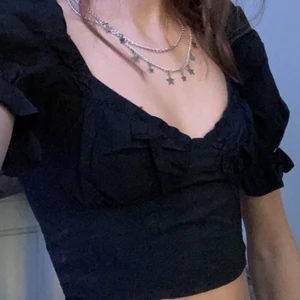 Jättefin uringad topp från hm - Toppen är i ett o stretchigt material vilket gör att den passar xxs-liten xs med byst mått runt 70 och ner. Men skit fin fest topp! Den har resår i ryggen så den inte ska vara allt försvår att få på sig! köptes för ca 150kr så säljer för 70kr