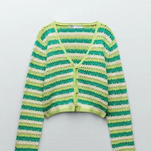 STICKAD TRÖJA-ZARA - Säljer denna fina stickade cardigan från Zara som är i gott skick. Jag älskar denna kofta men tyvärr kommer den inte till användning längre då den är lite kort för min smak. Säljer direkt för 200kr +frakt eller buda.⭐️💫