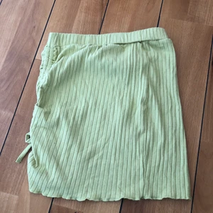 Kjol  - Gul/grön kjol från shein🤍 köpte sommaren 2020, har aldrig använd💓 