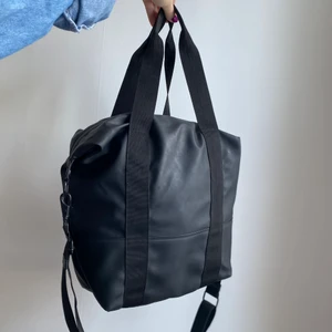 Rains - väska  - Superfin väska från Rains. Både axelväska, och handväska. Axelbanden går att ta bort. Älskar alla Rains produkter att dem är funktionella, tål vatten och sjuk enkel och hållbar i designen. Den är superfin i skicket, använde den som datorväska ett tag men måste sälja den när jag inte använder den längre. Skriv vid frågor <3