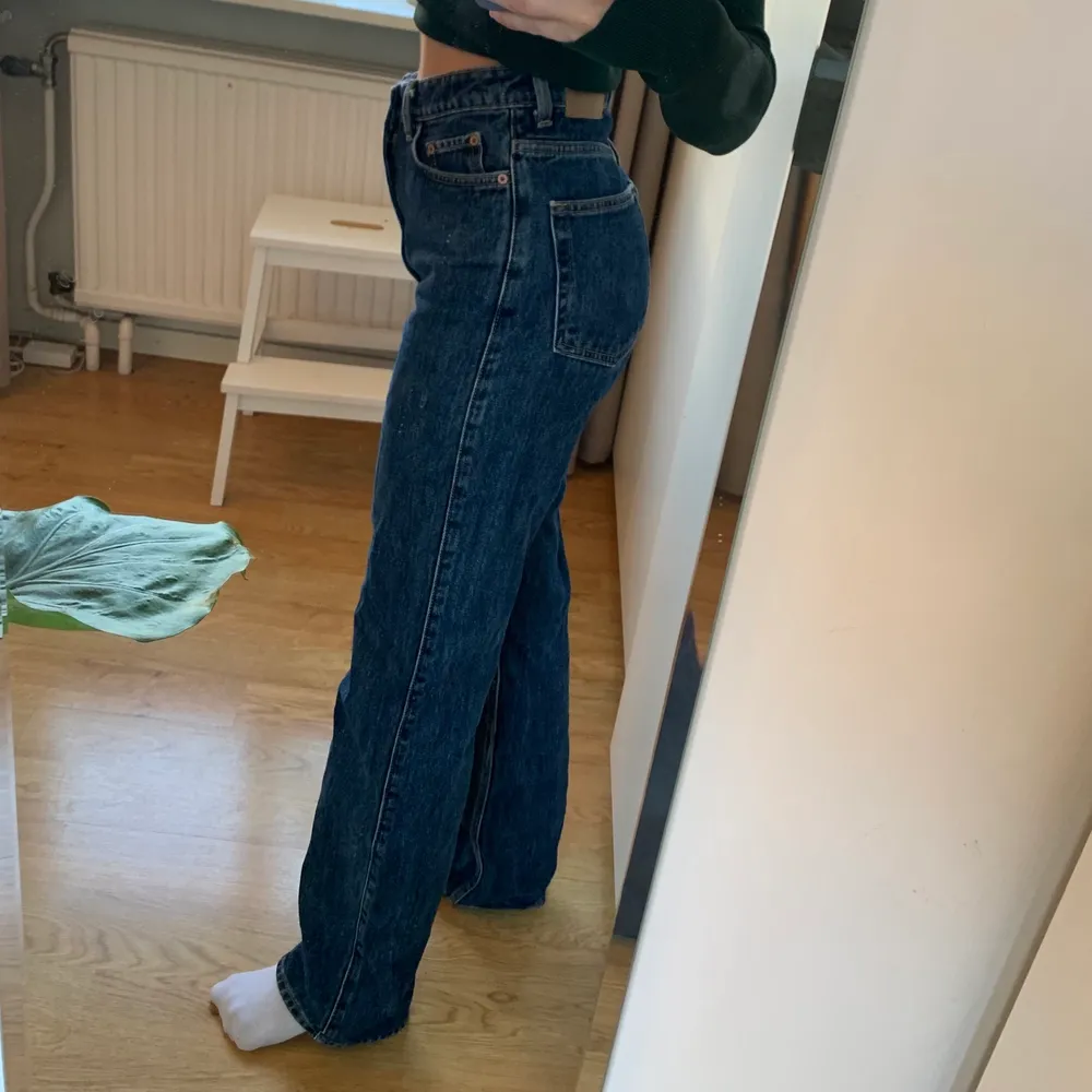 Raka jeans i en jättefin mörkblå tvätt!! Modellen Rowe från Weekday. Passar mig som är runt 167cm. Jeans & Byxor.