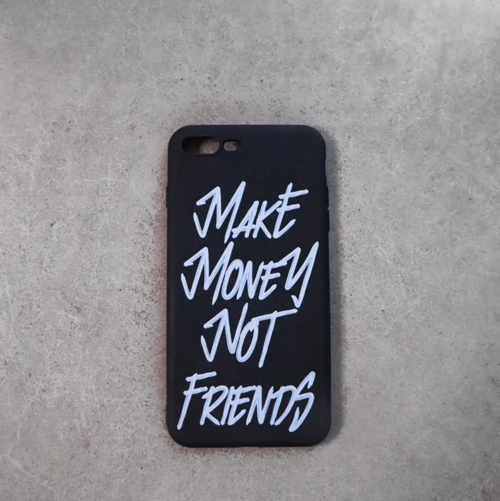 Silikonskal med texten ”Make Money Not Friends” på! Finns i flera storlekar så skriv för att se om din storlek finns kvar!. Accessoarer.