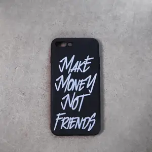 Silikonskal med texten ”Make Money Not Friends” på! Finns i flera storlekar så skriv för att se om din storlek finns kvar!