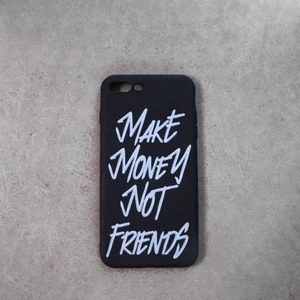 iPhone Skal Text - Silikonskal med texten ”Make Money Not Friends” på! Finns i flera storlekar så skriv för att se om din storlek finns kvar!