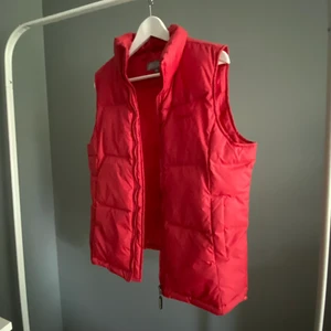 Röd väst - säljer denna jättefina väst jag köpt på secondhand. Säljer västen pågrund av att den inte kommer till användning. Köparen står för frakten. Buda i kommentarerna💗
