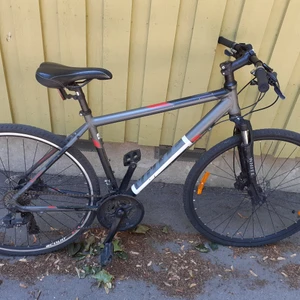 Cykel - Trainer hybrid 700 heter cykeln en sport/moubtain bike använt ett par gånger 7×3 växel