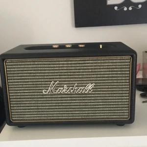 Marshall högtalare - Högtalare i fint skick, bara använd ca 5 gånger men har en annan högtalare och därför kommer inte denna till användning. Ansluts via bluetooth och sladd medföljer även.