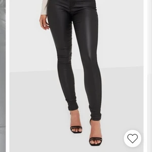 Skinnbyxor, ONLY - Skinnbyxor från only, storlek s, obs liten i storleken motsvarar  xs. Använda 5 gånger. Nypris 399, mitt pris 149 + frakt