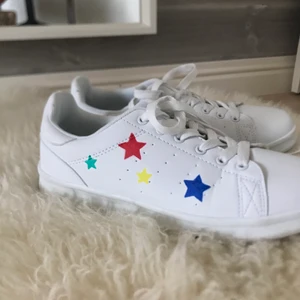 Stjärnskor - Vita skor köpta second hand med handmålade stjärnor. Skorna är storlek 39 och ursprungligen från Lager 157⭐️. Skorna är målade med textilfärg och tål därför vatten!! Skorna är i bra skick och syns knappt att dem har använts. Gratis frakt så passa på,, 😊