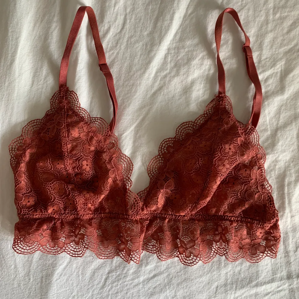 bralette från na-kd                                                                   rödorange, väldigt fin färg                                                          storlek: M. Övrigt.