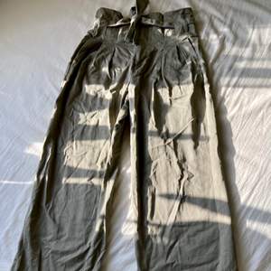 Grön/grå byxor från NA-KD i storlek 34. Inte så stretchigt material men de sitter ändå väldigt bekvämt. 💕