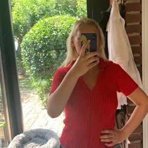 Röd uppdragbar secondhand tröja  - Jättefin tröja köpt på secondhand 