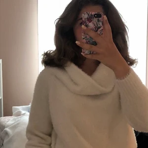 Tjock vit vintertröja med stor krage - Snygg tröja som passar perfekt till kyligare väder eller kalla sommarkvällar.